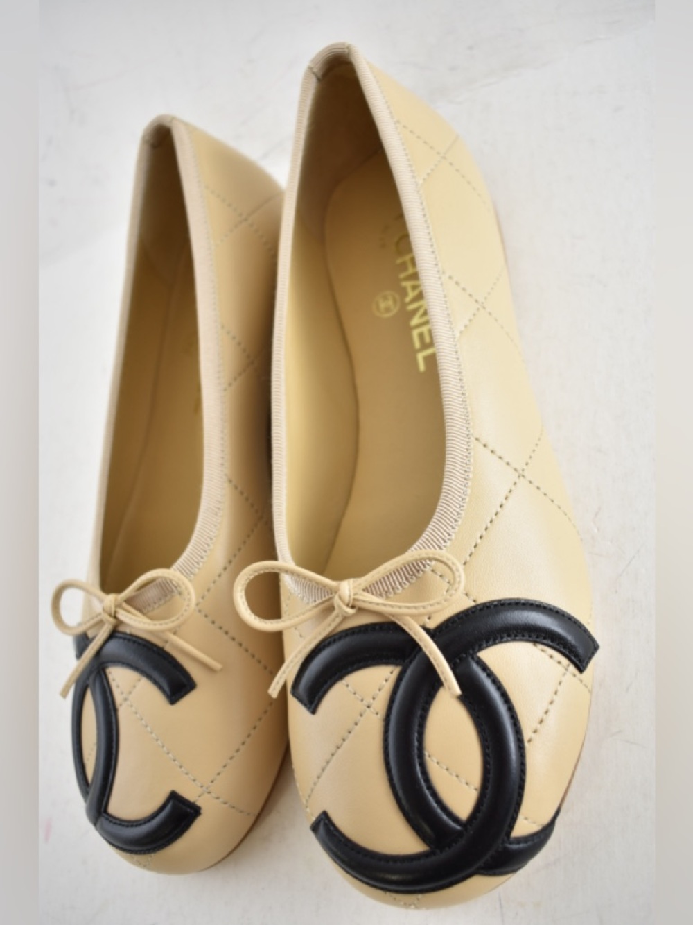 Chanel 26M Coco Beach Cambon Beige Black CC XL Logo Ballet Ballerina Flat 41 - Picture 11 of 16